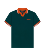 Polo verde Jägermeister con accenti arancioni.