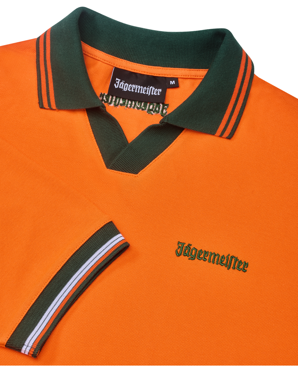 Polo arancione Jägermeister con colletto verde e rifiniture arancioni con branding verde Jägermeister.