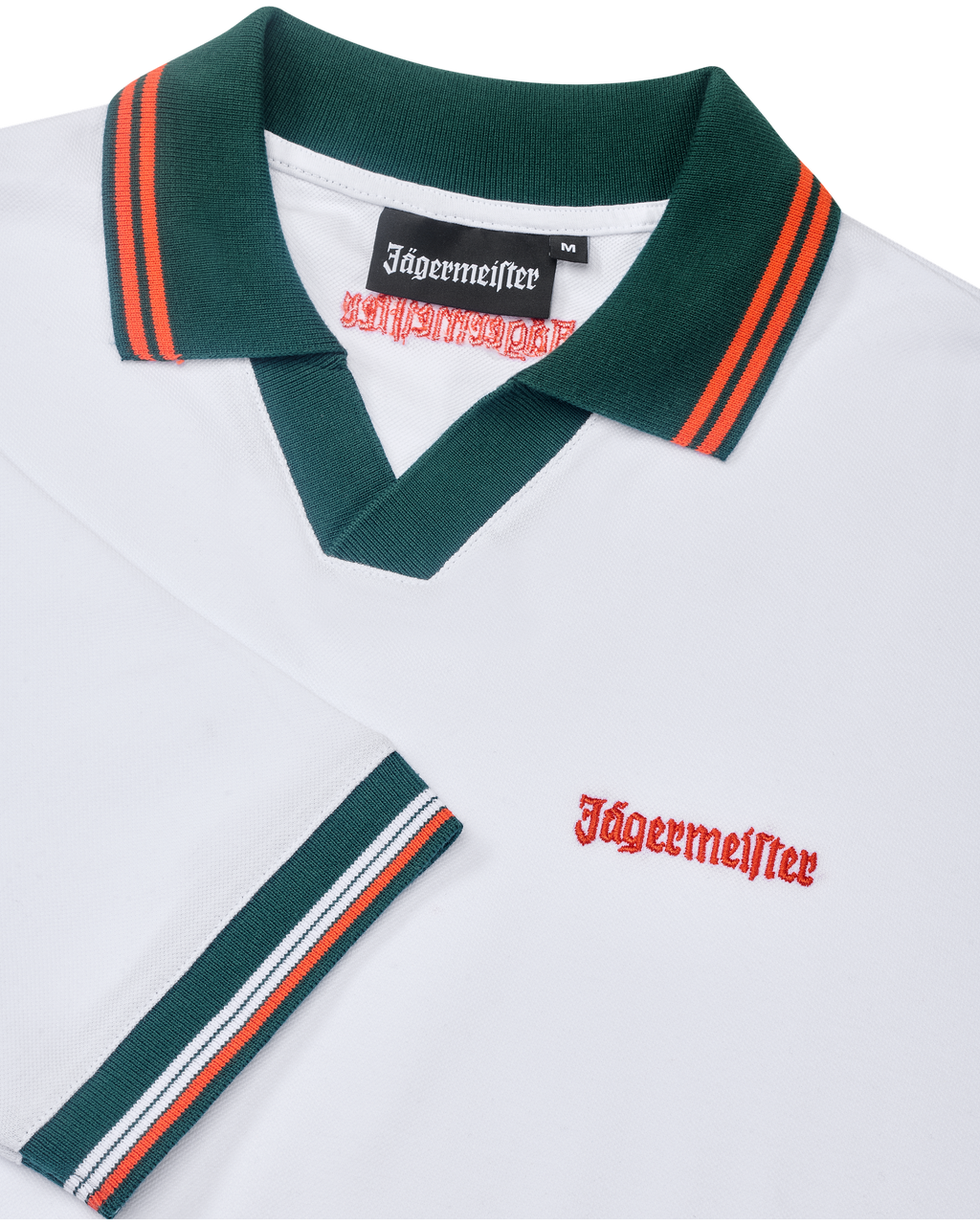Polo bianca Jägermeister con colletto verde e rifiniture arancioni con branding arancione Jägermeister.
