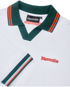 Polo bianca Jägermeister con colletto verde e rifiniture arancioni con branding arancione Jägermeister.