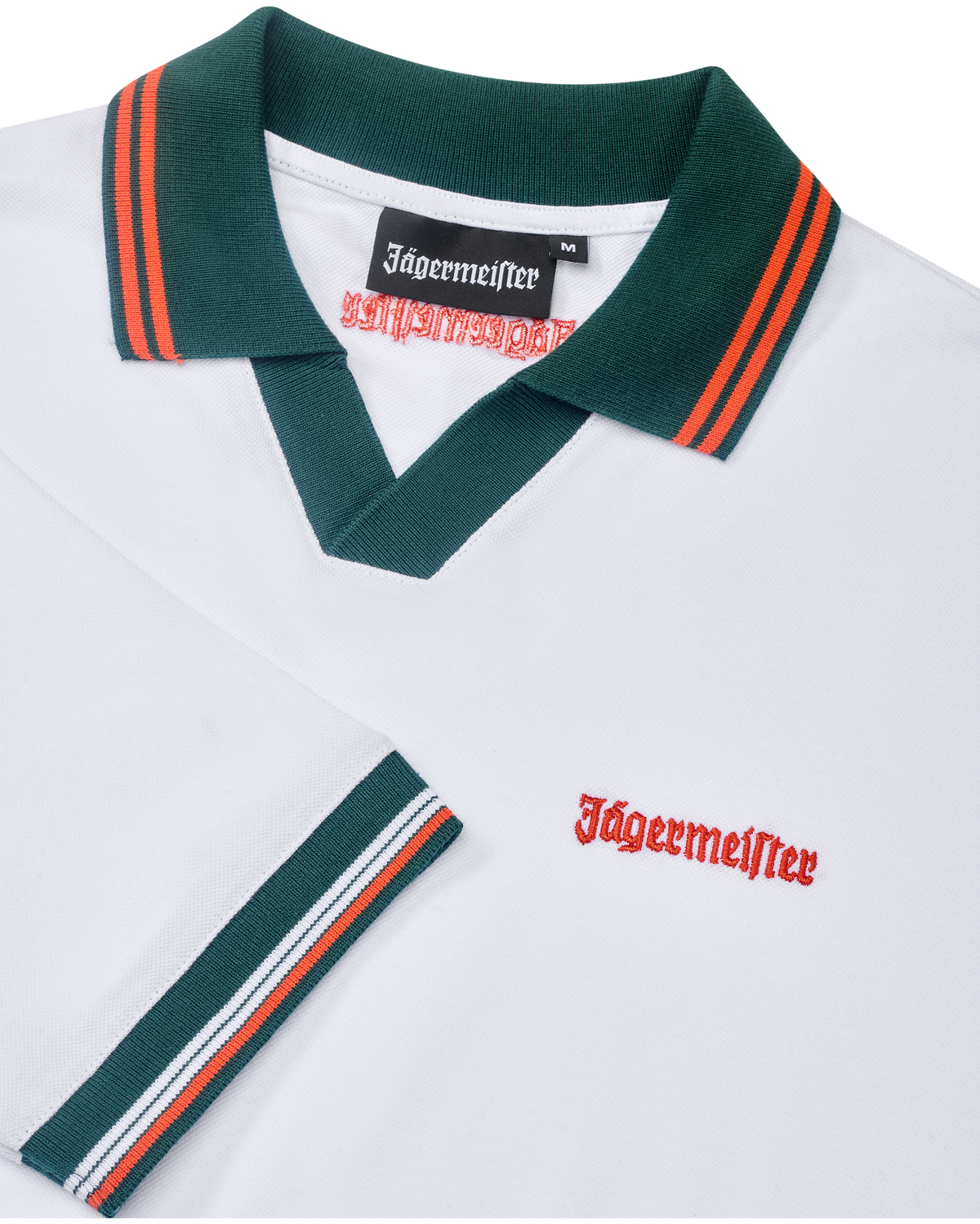 Polo bianca Jägermeister con colletto verde e rifiniture arancioni con branding arancione Jägermeister.