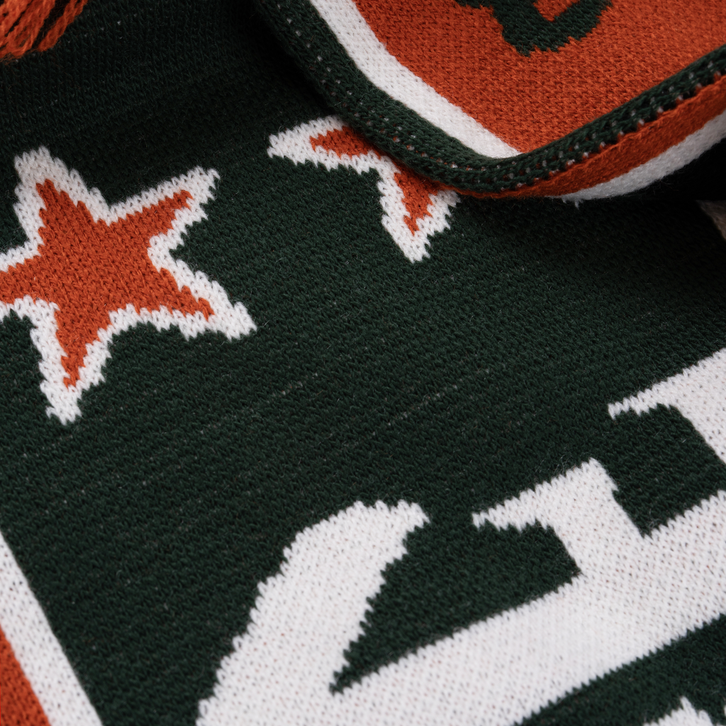 Primo piano del tessuto e del design della Jägermeister Racing Scarf