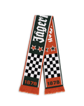 Sciarpa Jägermeister Racing con motivo a quadri e stelle, con il logo Jägermeister e l’anno di fondazione dell’azienda, 1878.
