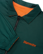 Primo piano della giacca reversibile Jägermeister con cerniera, con il lato verde visibile