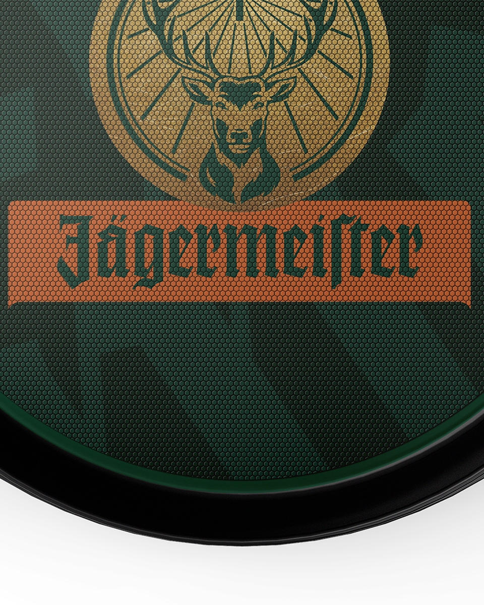 Logo Jägermeister su un vassoio verde