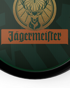 Logo Jägermeister su un vassoio verde
