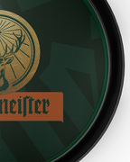 Primo piano di un vassoio verde Jägermeister con logo Jägermeister