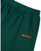 Pantaloncini verdi con logo Jägermeister arancione.
