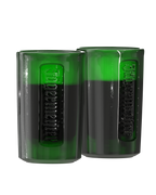 Due shot glass verdi con branding Jägermeister e liquido all’interno