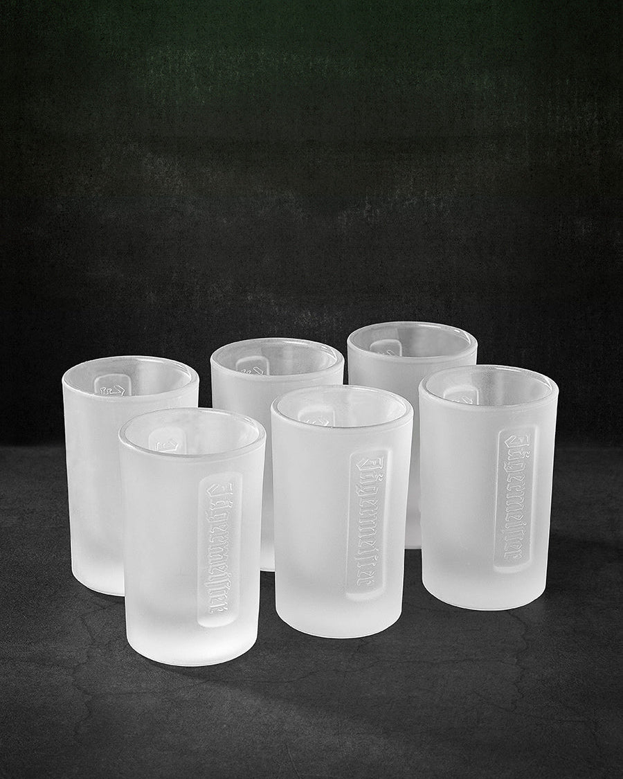 Set di sei bicchieri shot Jägermeister bianchi su sfondo nero