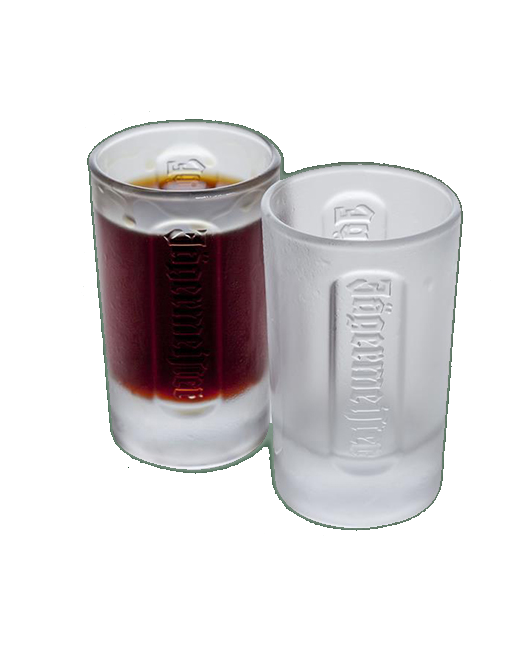 Due bicchieri shot Jägermeister bianchi con un liquido scuro all’interno