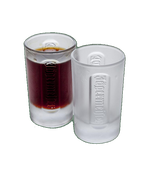 Due bicchieri shot Jägermeister bianchi con un liquido scuro all’interno