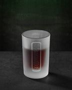Bicchiere shot Jägermeister bianco con wordmark Jägermeister in rilievo
e liquido all’interno