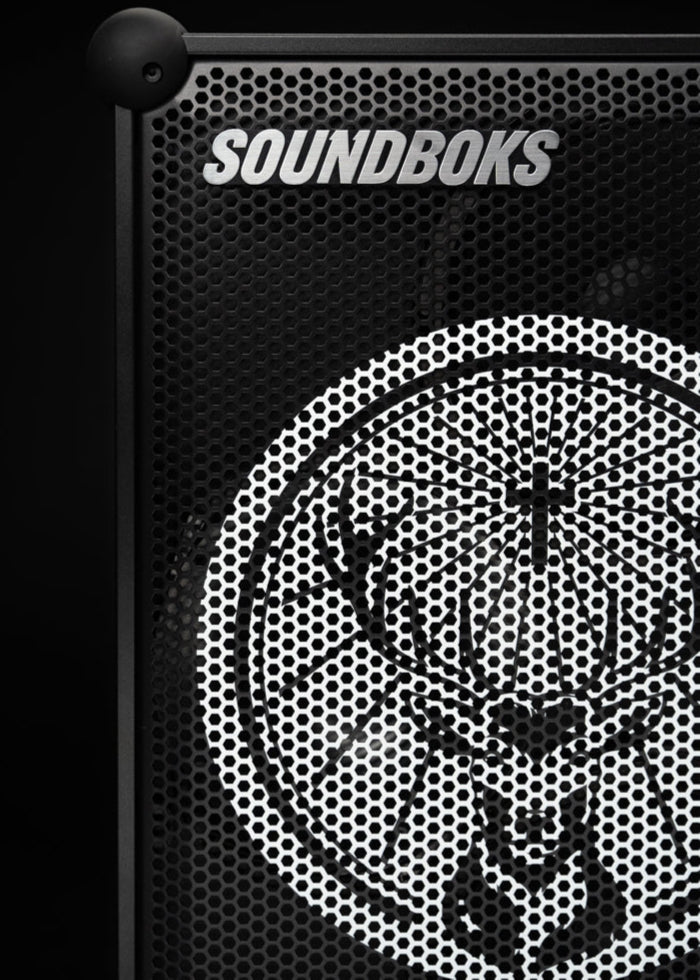 Speaker nero Soundboks con logo del marchio Jägermeister