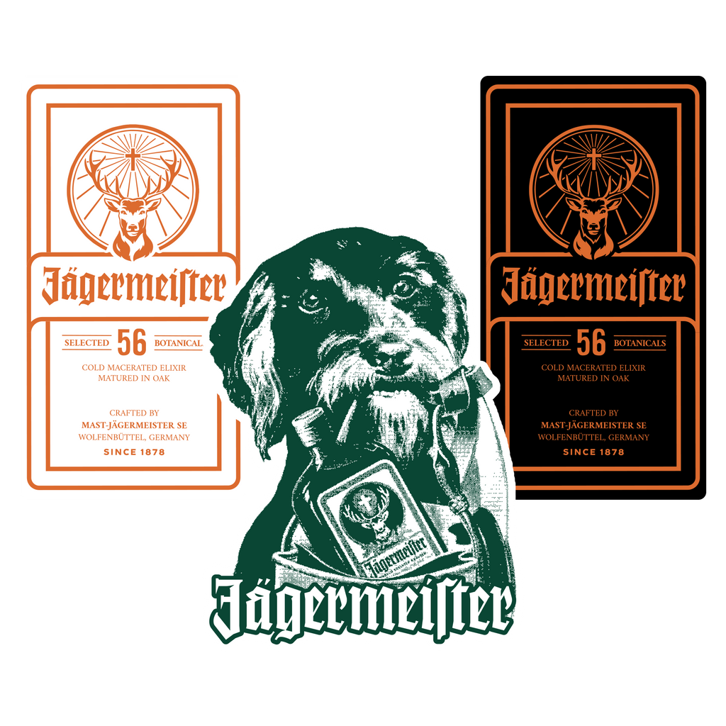 Etichetta Jägermeister in bianco e nero con logo arancione e logo con un cane che tiene una bottiglia Jägermeister su sfondo bianco