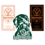 Etichetta Jägermeister in bianco e nero con logo arancione e logo con un cane che tiene una bottiglia Jägermeister su sfondo bianco