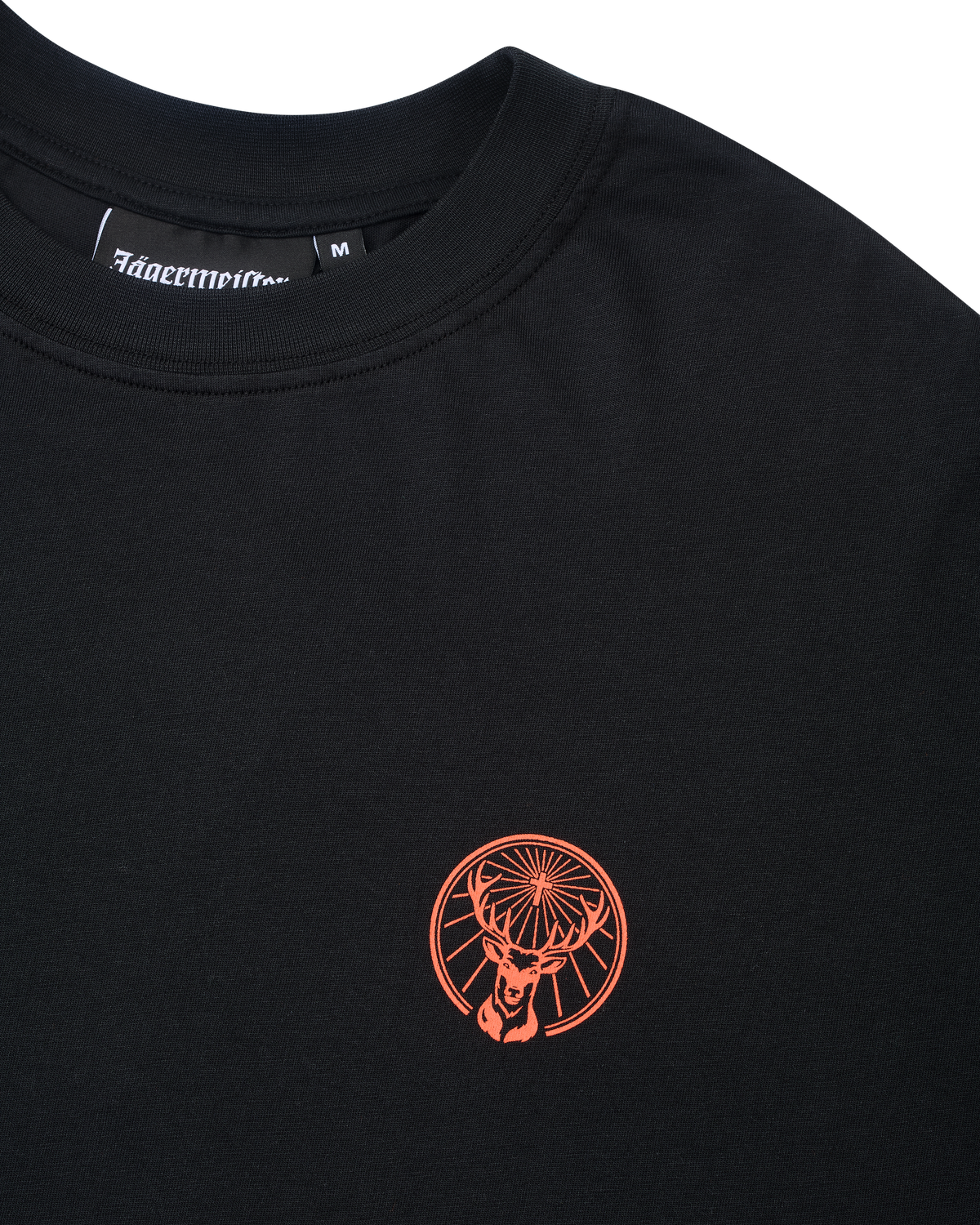 T-shirt nera con un logo arancione Jägermeister.