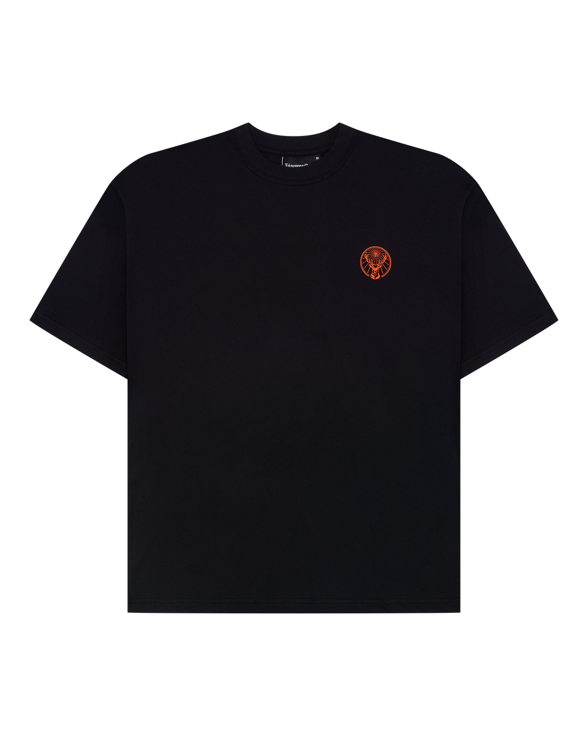 T-shirt nera con un piccolo logo arancione Jägermeister sul petto.