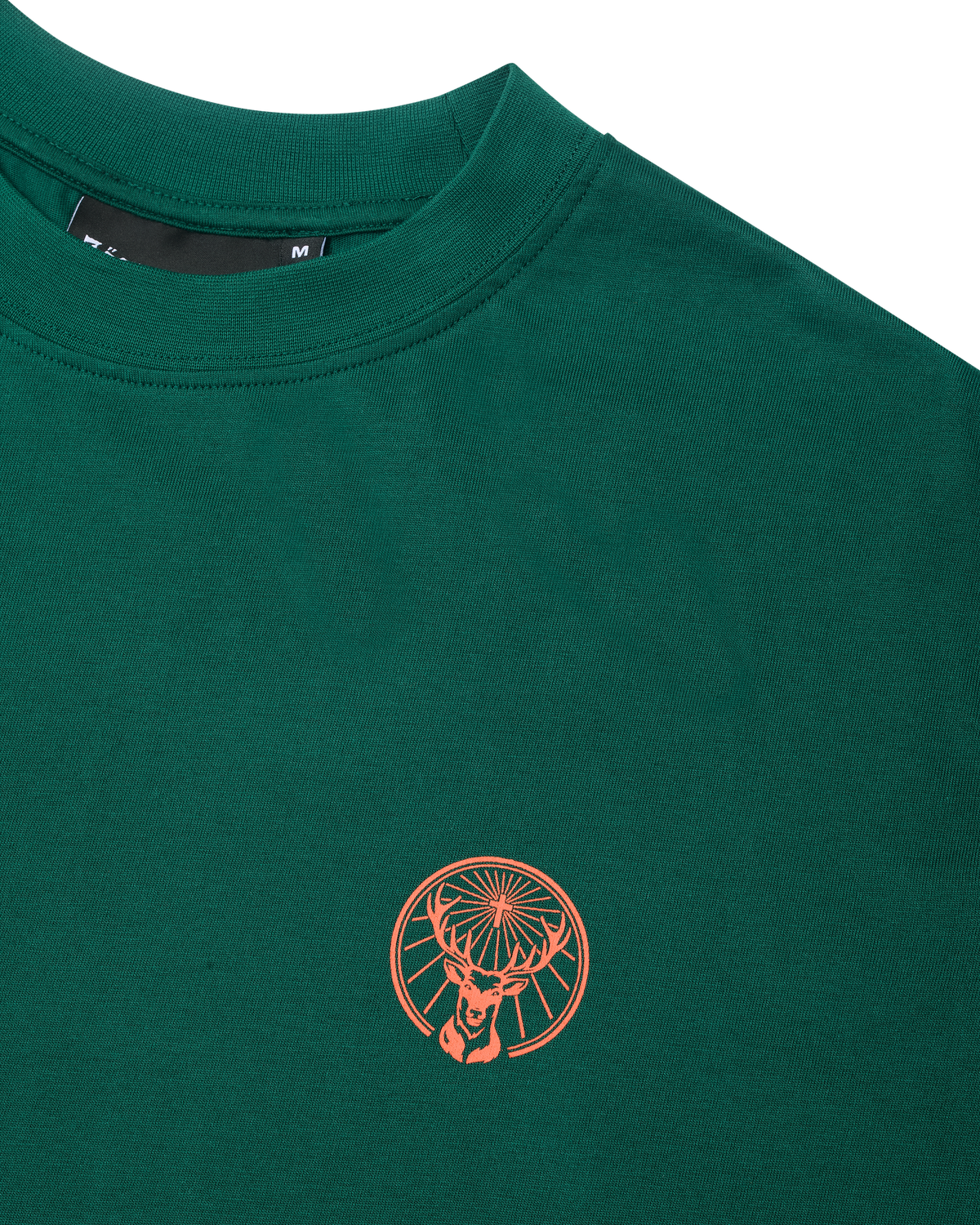 T-shirt verde Jägermeister con un logo arancione sul petto.