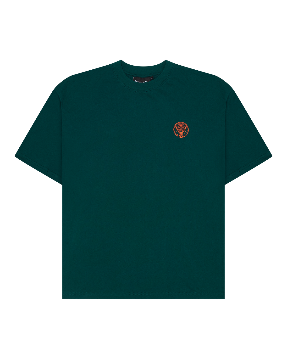T-shirt verde con un piccolo Jägermeister arancione sul petto.