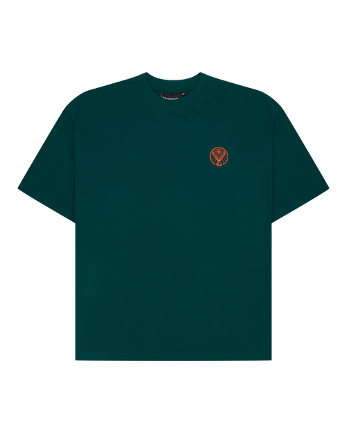 T-shirt verde con un piccolo Jägermeister arancione sul petto.