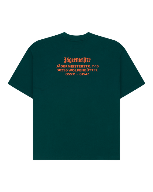 T-shirt verde con wordmark Jägermeister arancione e indirizzo sul retro.