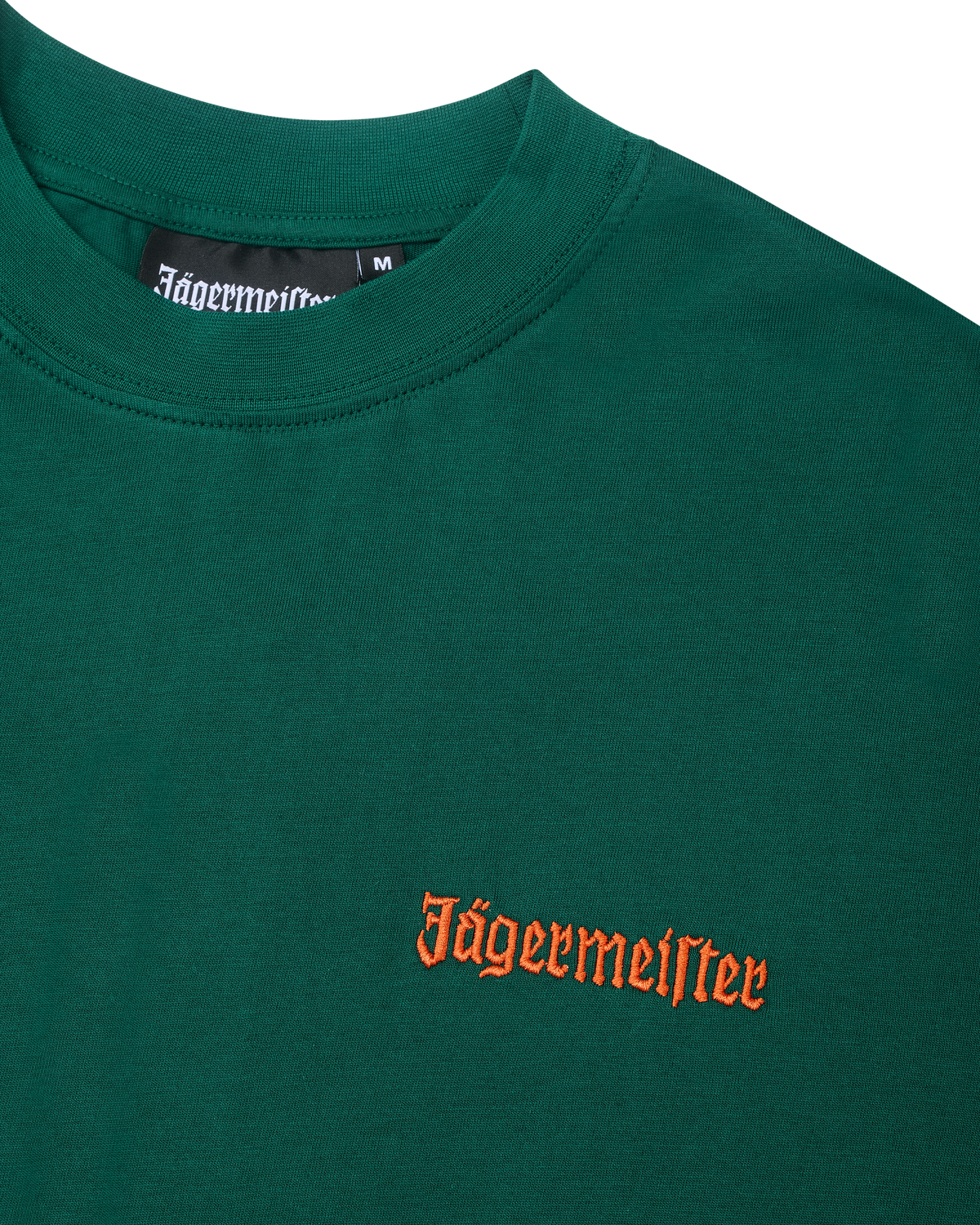 T-shirt verde con wordmark Jägermeister arancione sul petto.