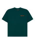 T-shirt verde Jägermeister con un piccolo logo wordmark arancione sul petto.