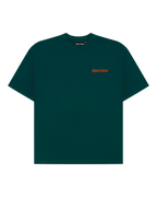 T-shirt verde Jägermeister con un piccolo logo wordmark arancione sul petto.