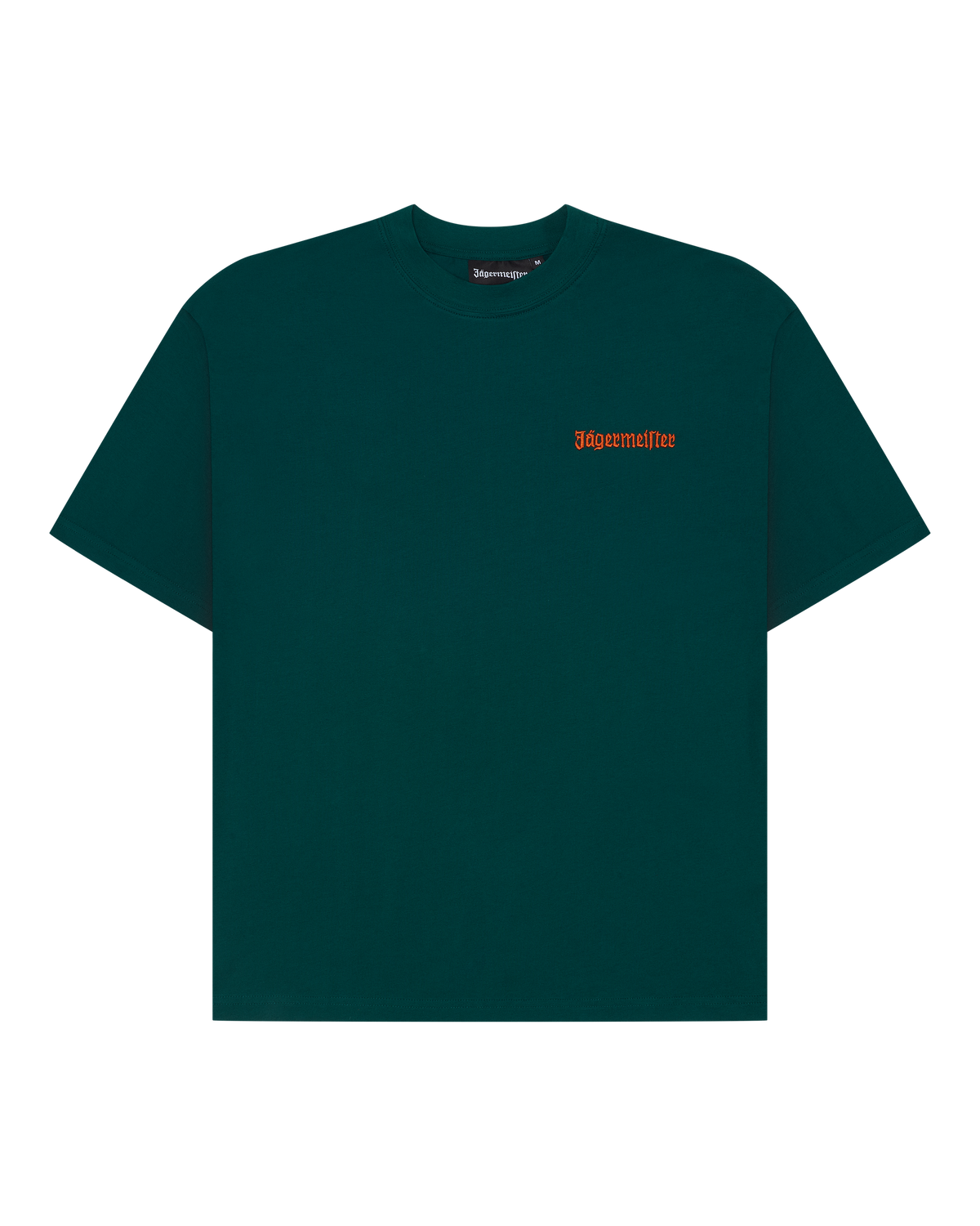 T-shirt verde Jägermeister con un piccolo logo wordmark arancione sul petto.