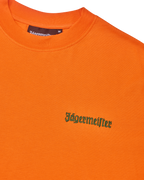 T-shirt arancione con logo Jägermeister verde sul petto.