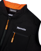 Gilet tattico Jägermeister nero con branding wordmark Jägermeister bianco e una cerniera arancione.