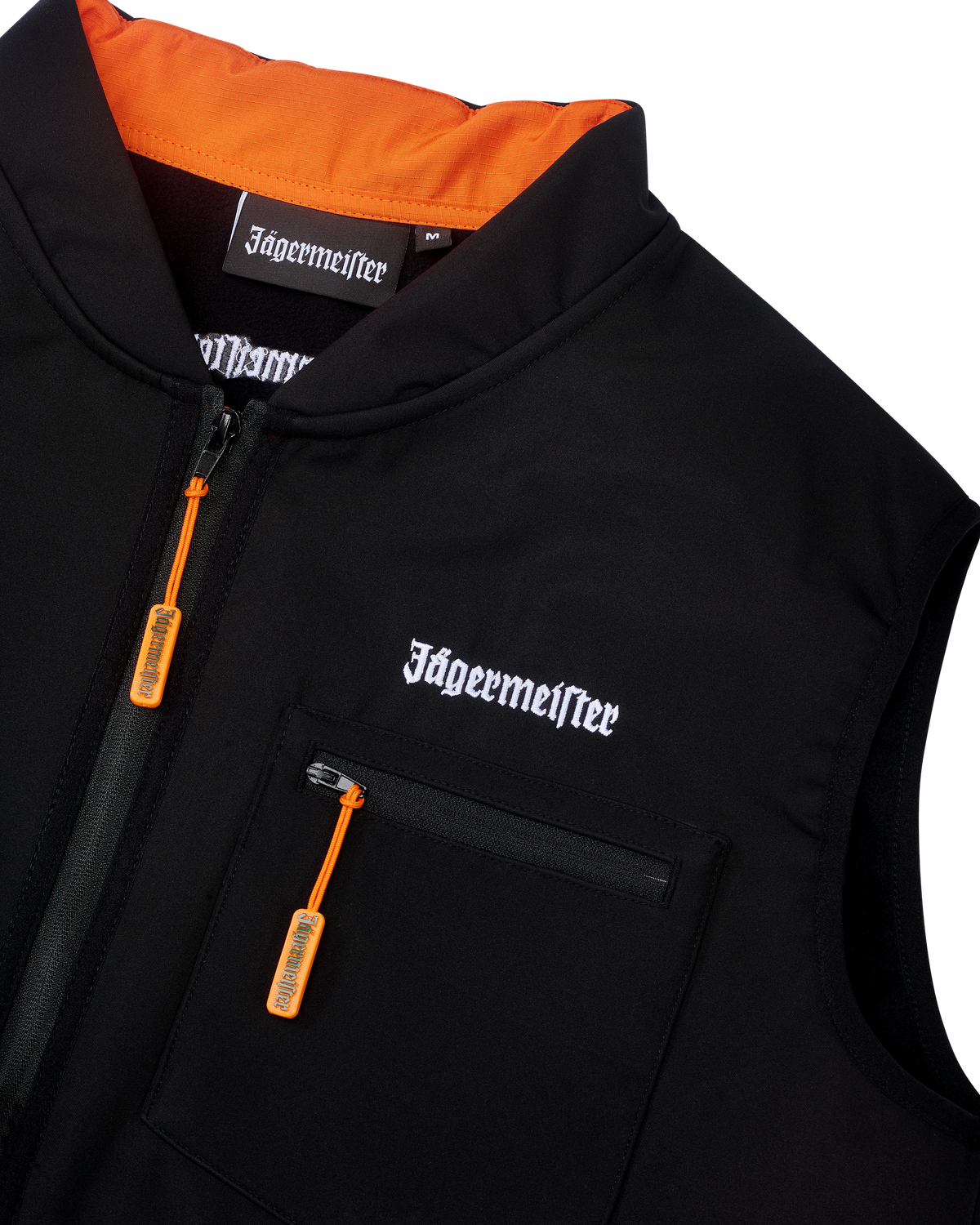 Gilet tattico Jägermeister nero con branding wordmark Jägermeister bianco e una cerniera arancione.