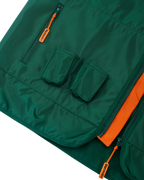Gilet verde con dettagli arancioni e due piccole tasche per i Jägermeister Minis.