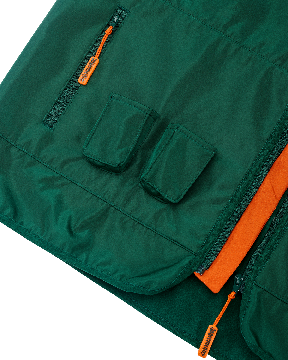 Gilet verde con dettagli arancioni e due piccole tasche per i Jägermeister Minis.