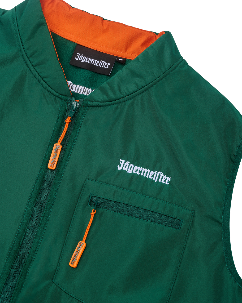 Gilet verde con interno arancione e branding Jägermeister bianco.