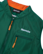 Gilet verde con interno arancione e branding Jägermeister bianco.