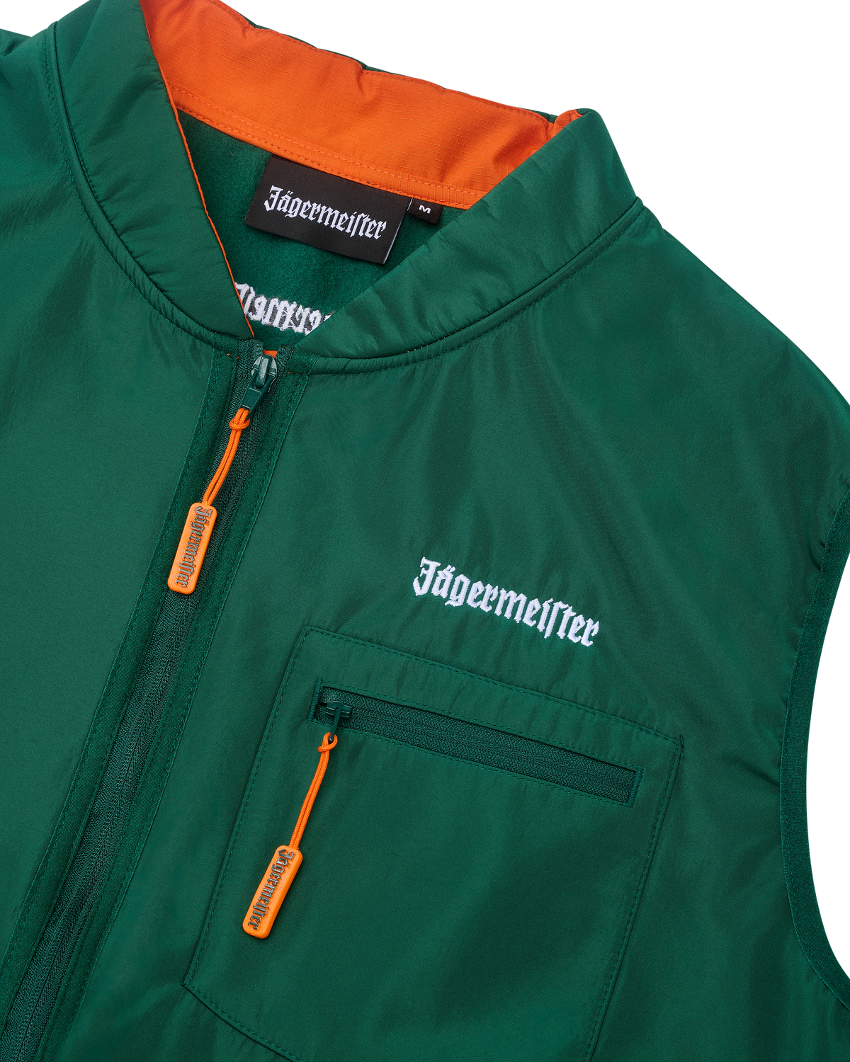 Gilet verde con interno arancione e branding Jägermeister bianco.
