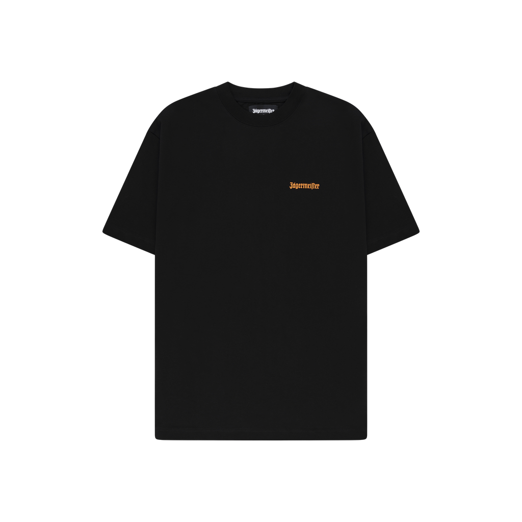 T-shirt nera con una piccola scritta Jägermeister arancione sul petto.