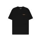 T-shirt nera con una piccola scritta Jägermeister arancione sul petto.