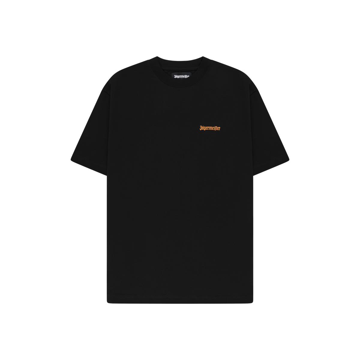 T-shirt nera con una piccola scritta Jägermeister arancione sul petto.